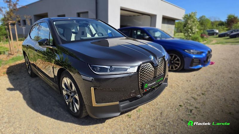 BMW iX (2022) xDrive40 Edition - fotka 1 z 14