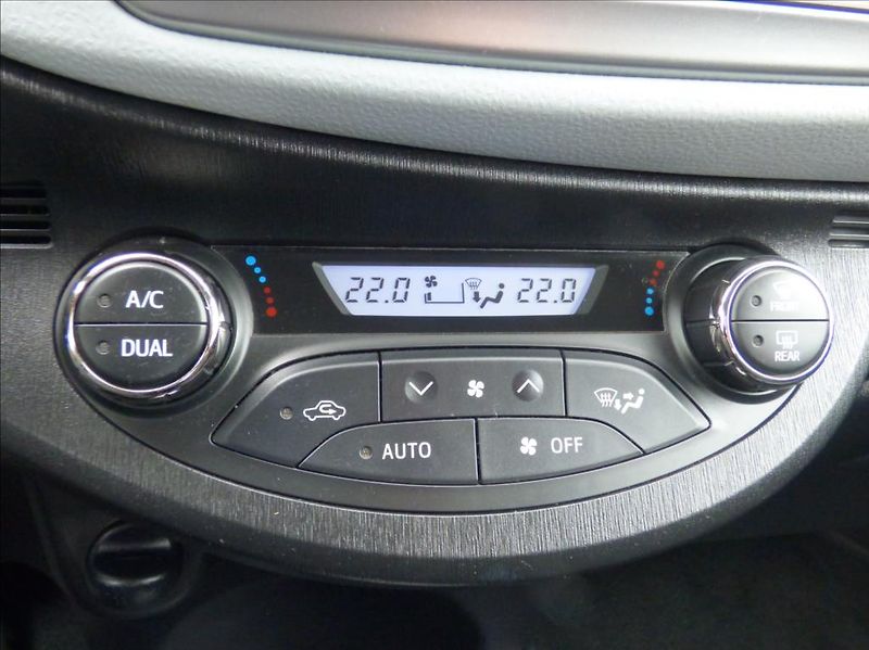 Toyota Yaris 1,5 Hybrid, Digi Klima, servis - fotka 35 z 60