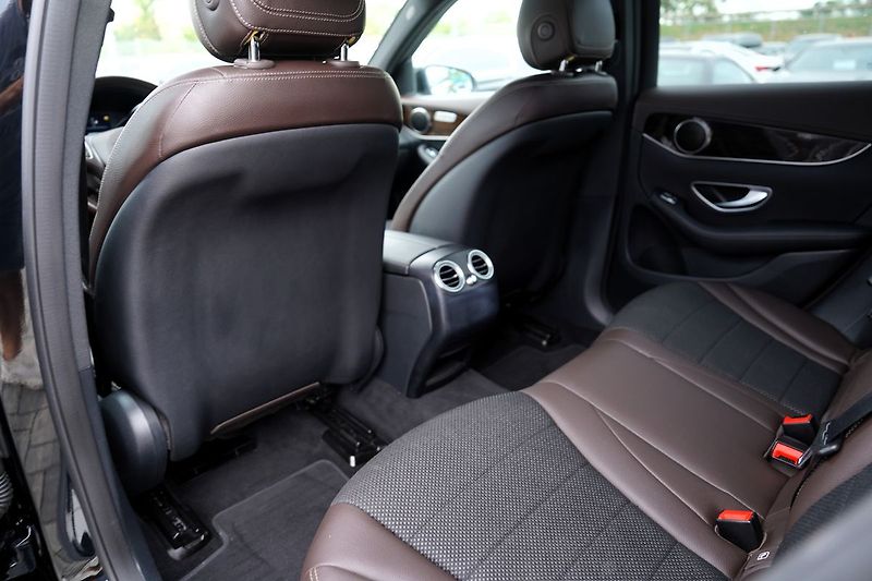 Mercedes-Benz GLC 250i 4Matic/kůže/Led/9AT/ČR - fotka 32 z 43