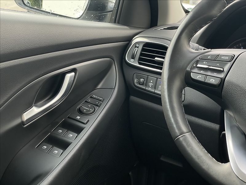 Hyundai i30 1,5 CVVT Combi Comfort - fotka 13 z 23