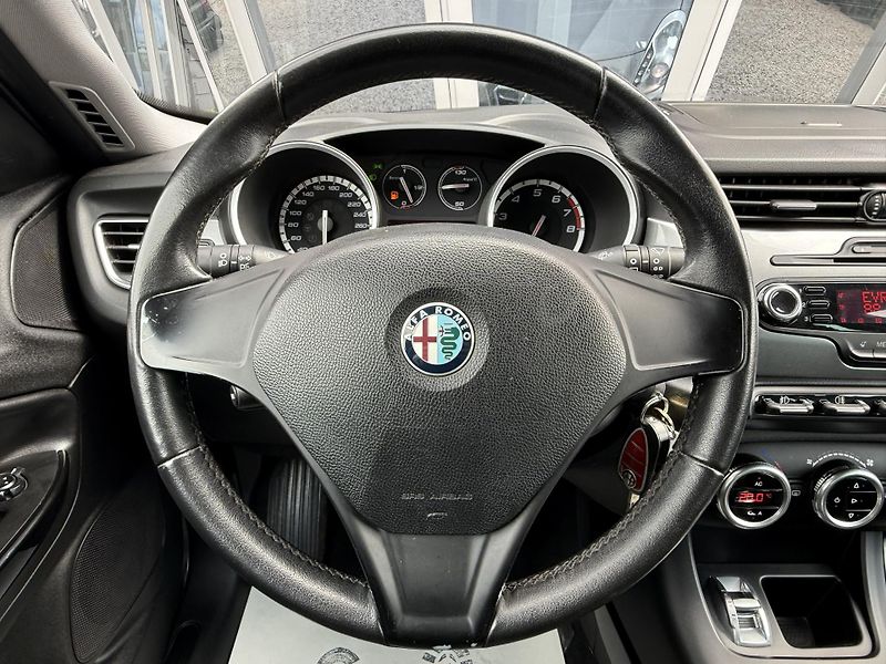 Alfa Romeo Giulietta 1,4 TB 125kW Xenony - fotka 26 z 36