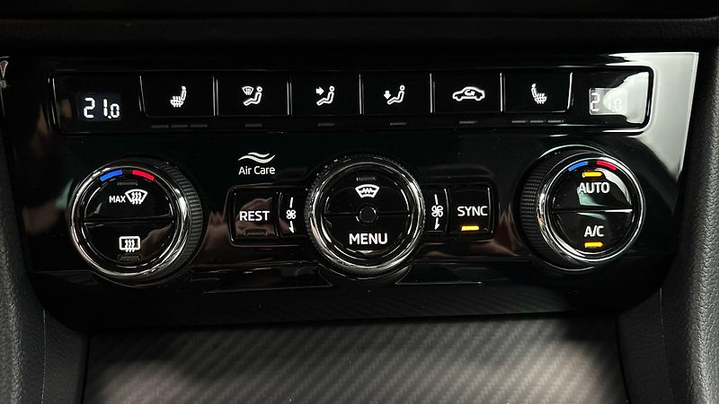 Škoda Superb 2.0 TDI DSG Sportline - fotka 13 z 34