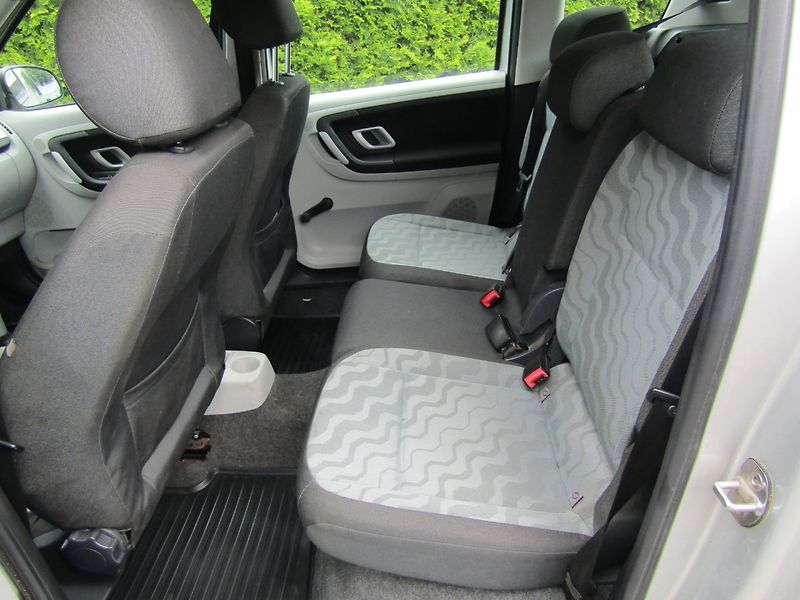 Škoda Roomster (2007) 1.6 16V 77kW - fotka 21 z 36