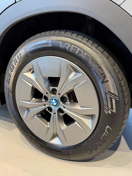 BMW iX2 xDrive 30 - fotka 14 z 17
