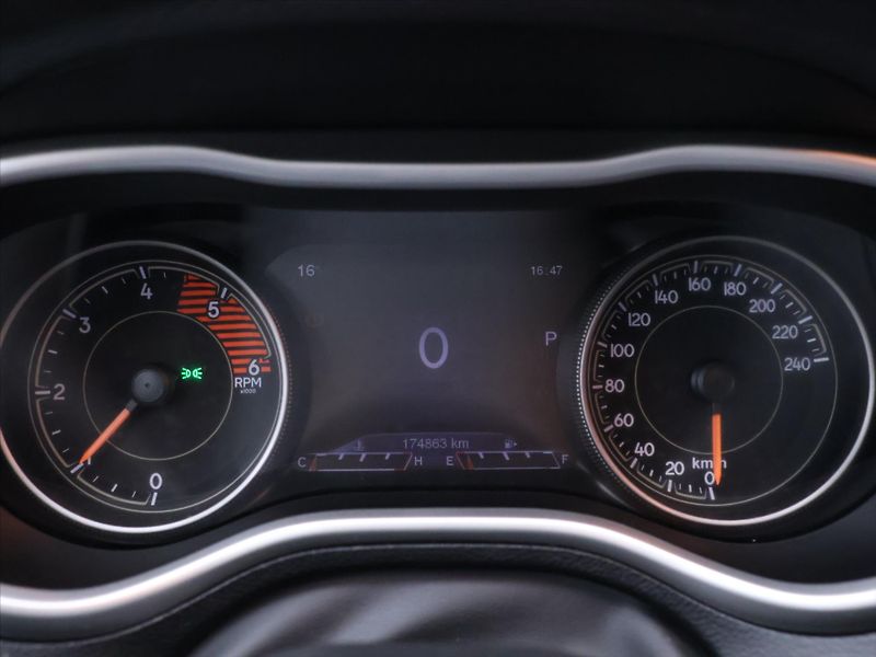 Jeep Cherokee 2,2 M-Jet 147kW Aut. AWD DPH - fotka 18 z 31