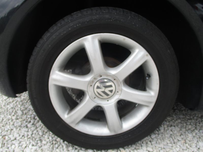 Volkswagen New Beetle 1.6i KLIMA NEHAVAROVANÉ - fotka 27 z 30