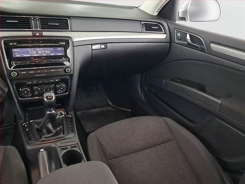 Škoda Superb (2013) 2.0 TDI, Xenony, Tempomat - fotka 8 z 20