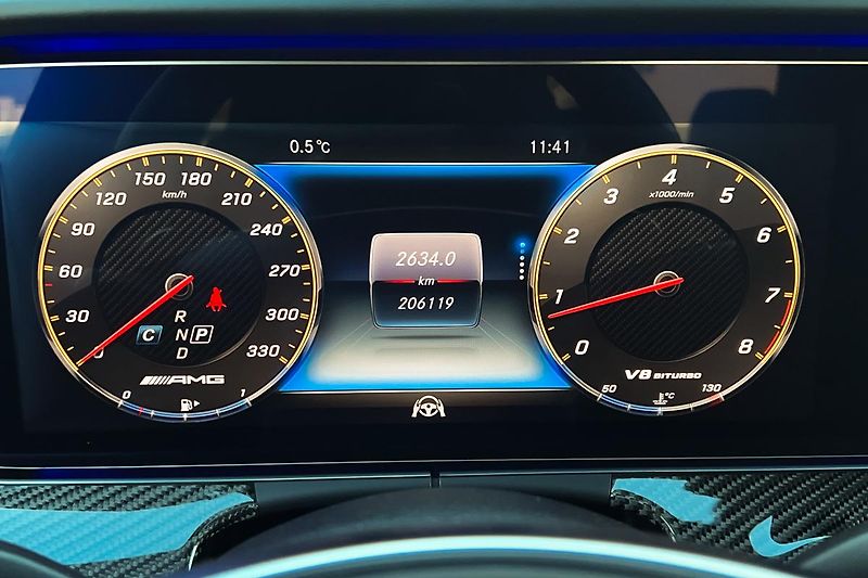 Mercedes-Benz Třídy E (2017) E63S AMG 4Matic+ V8 Biturbo - fotka 51 z 99