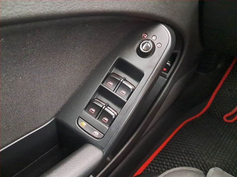 Audi A4 (2011) 2.0 TDI, 4X4, Xenony - fotka 16 z 17