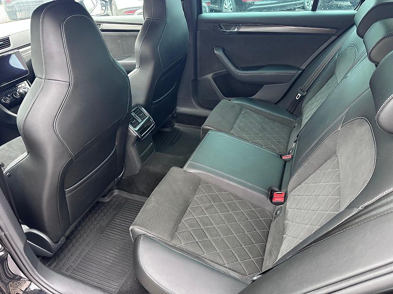 Škoda Superb COMBI 2,0 TDI 4x4 SPORTLINE - fotka 17 z 18