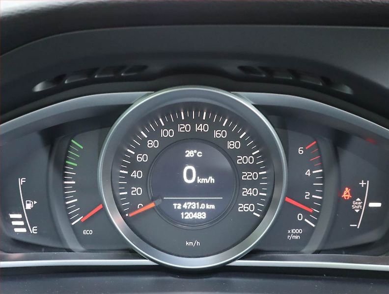 Volvo V40 (2016) 2.0 D2, Serv.kniha - fotka 11 z 16