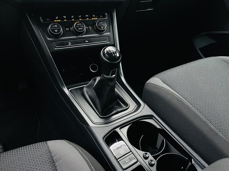 Volkswagen Touran 1.2TSI MANUÁL 7MÍST SERVISKA - fotka 36 z 42