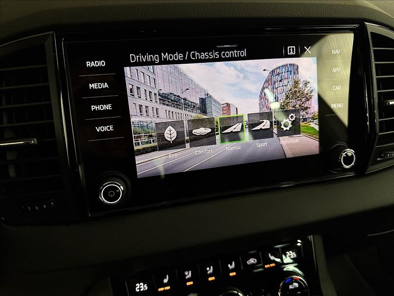 Škoda Karoq SPORTLINE 1.5TSI DSG ACC DCC - fotka 24 z 43