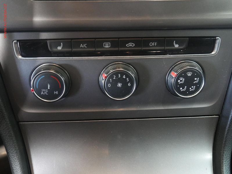 Volkswagen Golf (2015) 1.6TDi, AC, výhřev sed - fotka 17 z 19