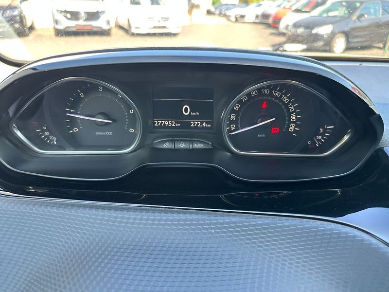 Peugeot 2008 (2015) 1,6HDI Allure - fotka 16 z 21