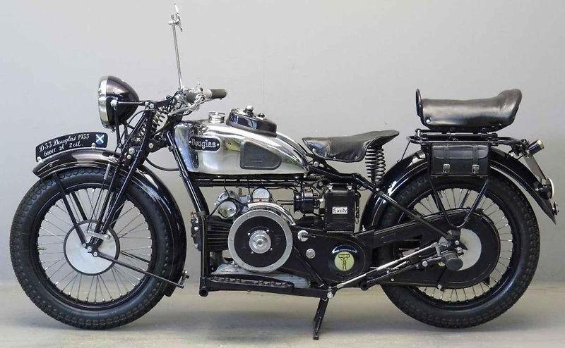 Motocykl Douglas W z roku 1917 byl k vidění na letošním, již 8. srazu historických vozidel v Litvínově na Loučkách.