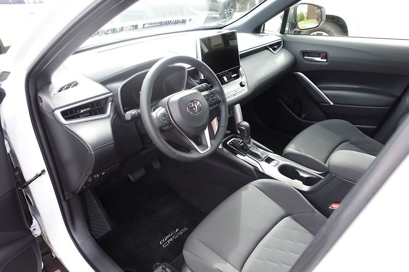 Toyota Corolla Cross 1,8 HEV Comfort Business - fotka 11 z 33