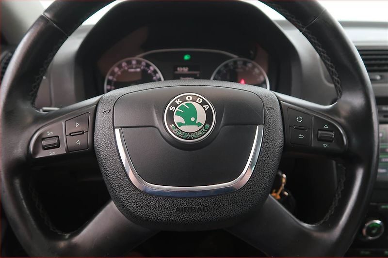 Škoda Octavia (2011) Laurin&Klement 2.0 TDI, Xenony - fotka 14 z 16