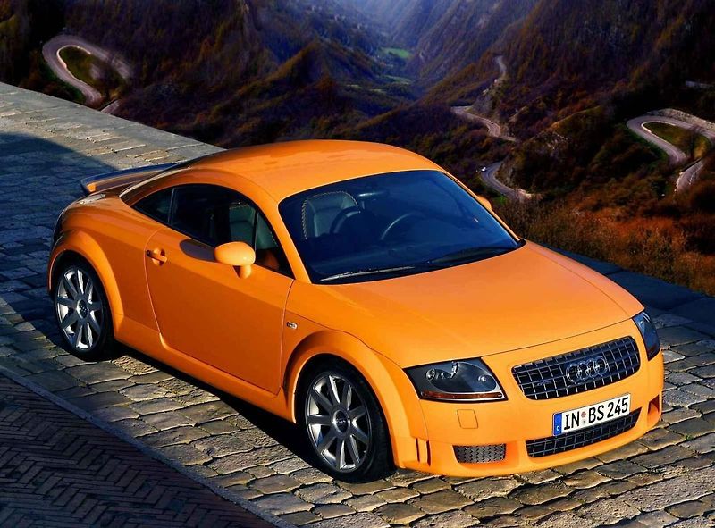 Původní koncept Audi TT spolu s limitovanou edicí TT RS Coupé Iconic Edition