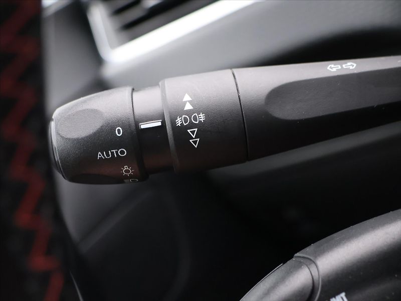 Peugeot 2008 1,2 PT 81KW GT-LINE Panorama - fotka 17 z 33