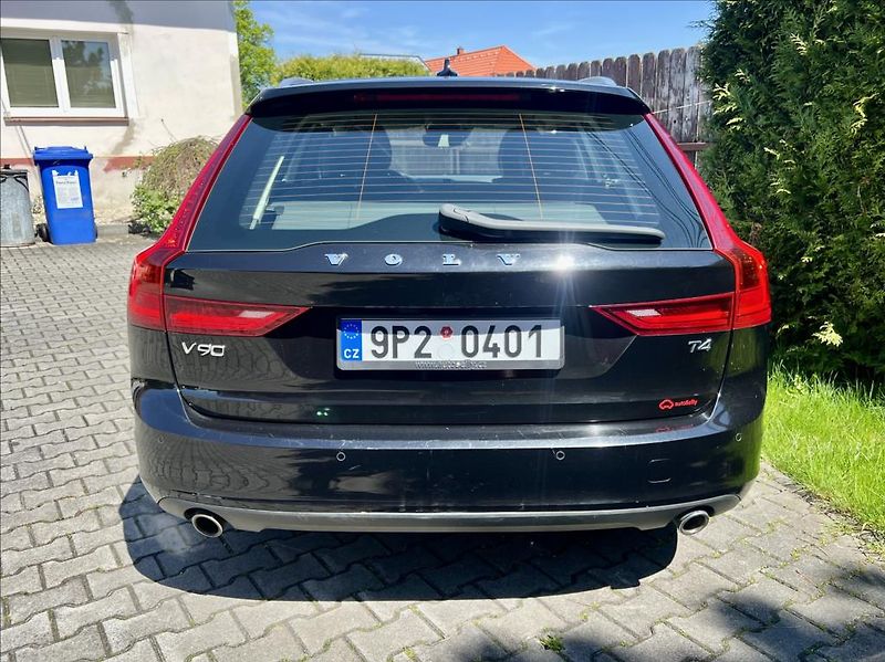 Volvo V90 2,0 T4 Drive-E R-Design Auto - fotka 5 z 48