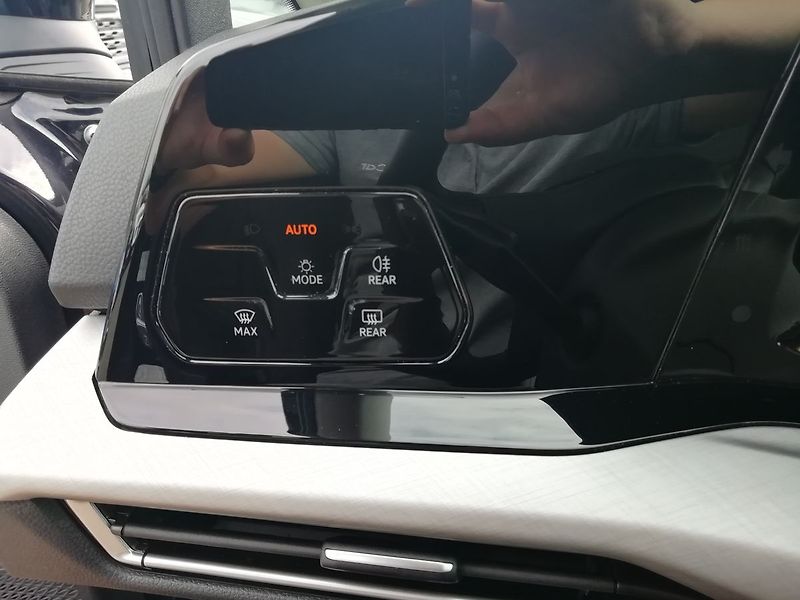 Volkswagen Golf Life  Variant 2,0 TDI Life 85 - fotka 12 z 17