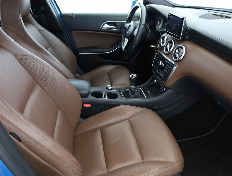 Mercedes-Benz Třídy A (2012) A 180, Kůže, Navi, Bi-Xenony - fotka 7 z 17