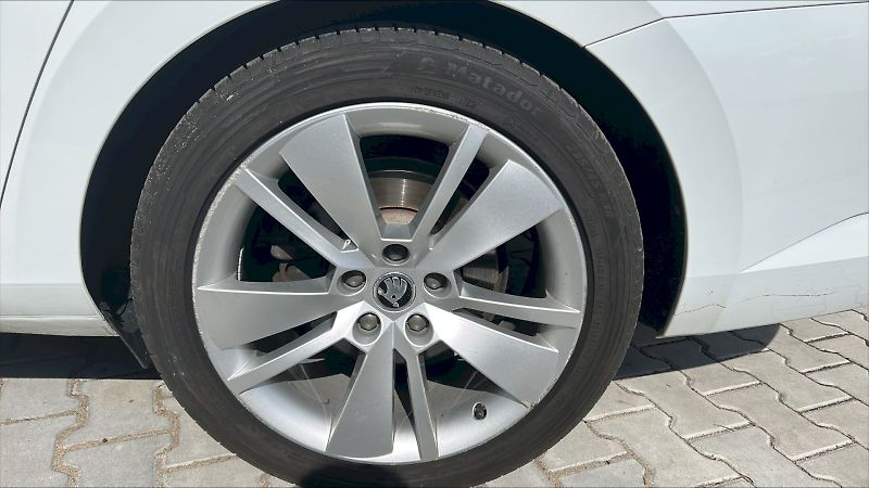Škoda Superb (2018) COMBI / 2.0 TDI / 110 kW / 7DS - fotka 10 z 25