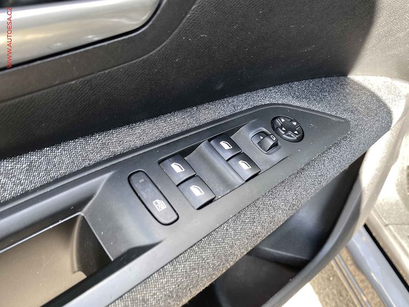 Peugeot 3008 (2018) 1.2 PT, ČR, Active - fotka 13 z 17
