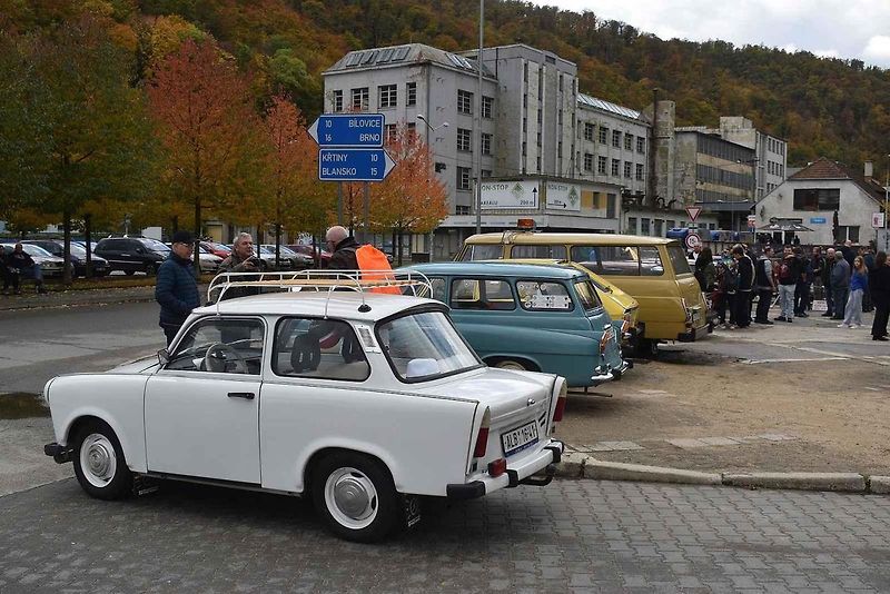 Historie na silnici! Fanoušci starých vozů zaplnili centrum Adamova. Na tradiční Doklikované.