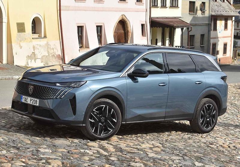 Peugeot 5008 v nové generaci narostl.