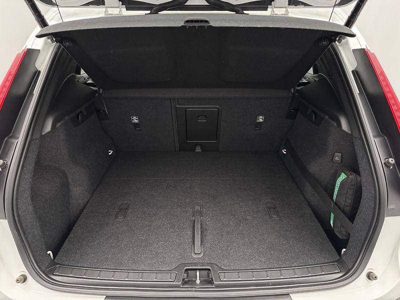 Volvo XC40 T3 MOMENTUM REZERVACE - fotka 5 z 47