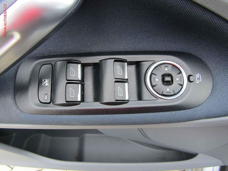 Ford S-MAX (2009) 2.2 TDCi, Navi, xenon - fotka 11 z 19