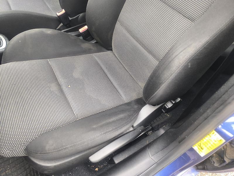 Seat Leon TDI66KW,KRÁSNÝ,110KM, SERVISKA - fotka 16 z 20