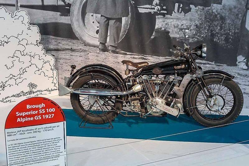 Motocykl Brough Superior SS100, který vlastnil Lawrence z Arábie, je dnes vystavený v Imperial War Museu London.