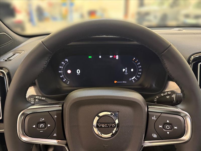 Volvo XC40 (2026) 2,0 B3 Black Edition 3132 - fotka 8 z 15
