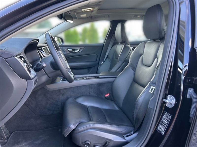 Volvo S60 2,0 B5 Ultimate Dark AWD AT - fotka 7 z 11