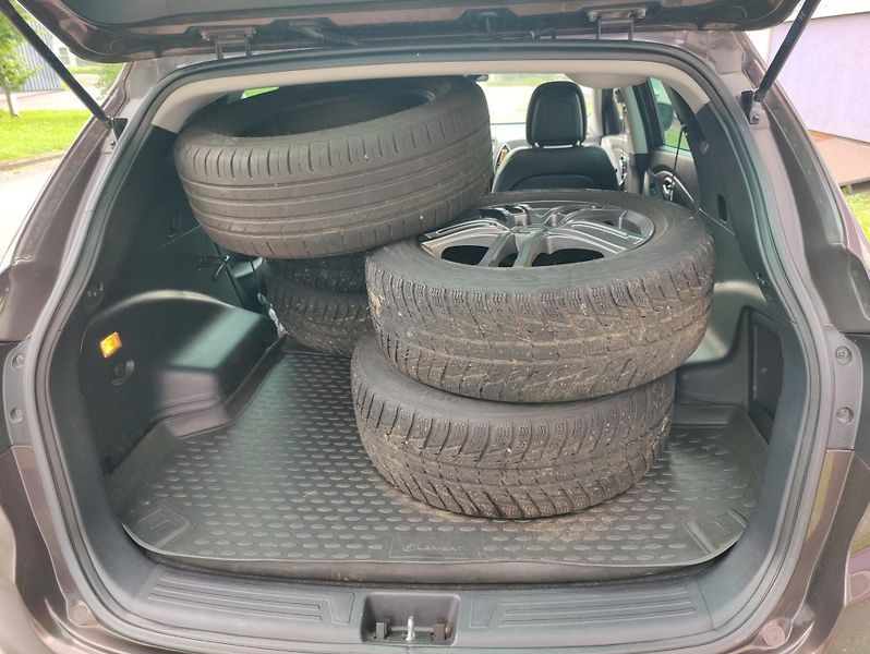 Hyundai ix35 2,0 CRDi 4WD + pneu  - fotka 13 z 25