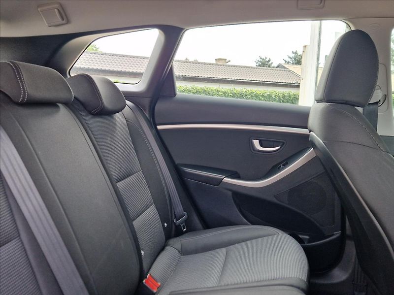 Hyundai i30 1,6 i 1.MAJITEL POUZ AUTORIZAK - fotka 12 z 32