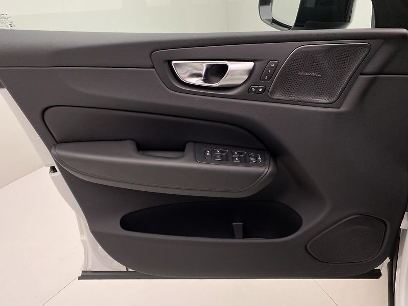 Volvo XC60 T8 AWD DARK PLUS REZERVACE - fotka 6 z 46