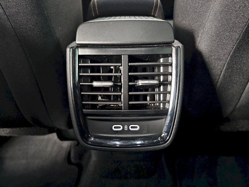 Škoda Kamiq (2025) 1.0TSI 85kW TOP Selection DSG - fotka 27 z 33