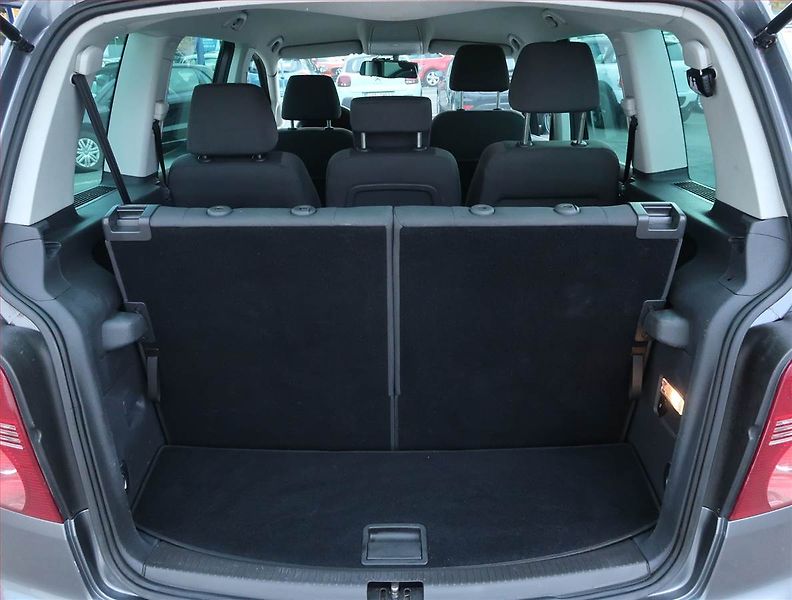 Volkswagen Touran (2007) Trendline 1.9 TDI, 7 míst - fotka 13 z 16