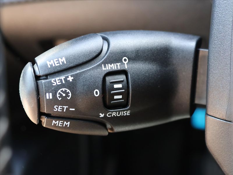 Peugeot 2008 1,2 PT 74kW CZ Klima ACTIVE - fotka 19 z 34