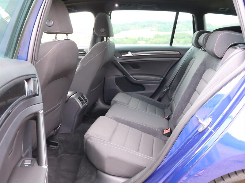 Volkswagen Golf R 2,0 TSI 228kW 4M DSG Virtual - fotka 13 z 37