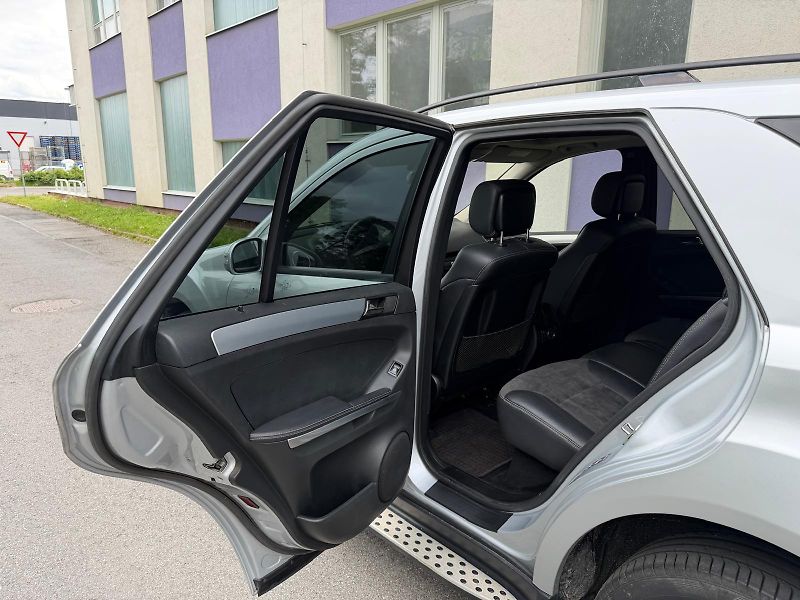 Mercedes-Benz Třídy M ML 320 3,0 CDi 4matic AMG - fotka 11 z 21