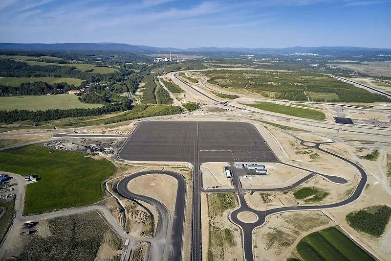BMW otevřelo u Sokolova své největší testovací centrum na světě