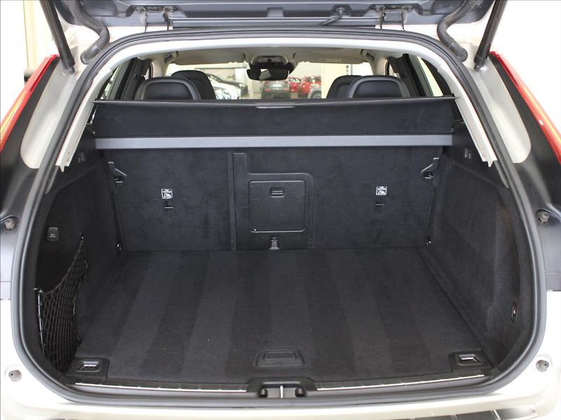 Volvo XC60 2,0 T5 184kW AWD Mom.PRO Pano. - fotka 22 z 25
