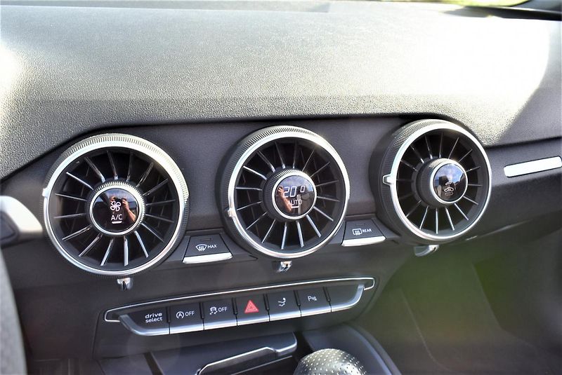 Audi TT 1.8TFSI S-Line Cabrio,B&O - fotka 30 z 50