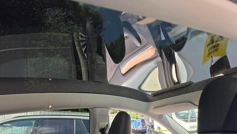 Tesla Model Y (2023) Long Range AWD DE SoH 90.2% - fotka 15 z 39
