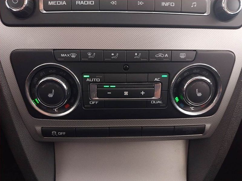 Škoda Octavia (2011) Elegance 2.0 TDI, Tempomat - fotka 13 z 18